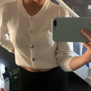 Vit kofta  - Vit kofta med silverfärgade knappar. Jättefin att bara ha över en fin topp men funkar också bra som en tröja, frakt 44 kr 