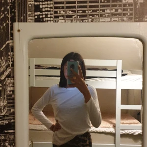 Detta är då en Långärmad vit tröja från H&M - Detta är en vit långärmad tröja väldigt skön att ha på sig hemma rekomenderar verkligen 