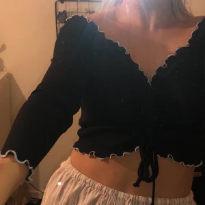 Blus/topp - SuperSKÖN och fin blus/topp från Boohoo! Vågig längst kanten och ett snöre som delar av i mitten. Kommer aldrig till användning tyvärr...Skönaste materialet till sommarkvällar <3 140kr inkl. frakt 🤝