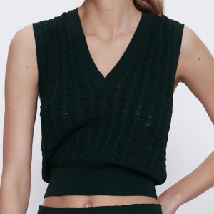 Stickad grön zara väst - Säljer denna Gröna Zara väst. Aldrig använd men prislapp är avklippt. Säljs då den ej kommer till anvädning. ( sista bilden är lånad ) || Bud: 160kr