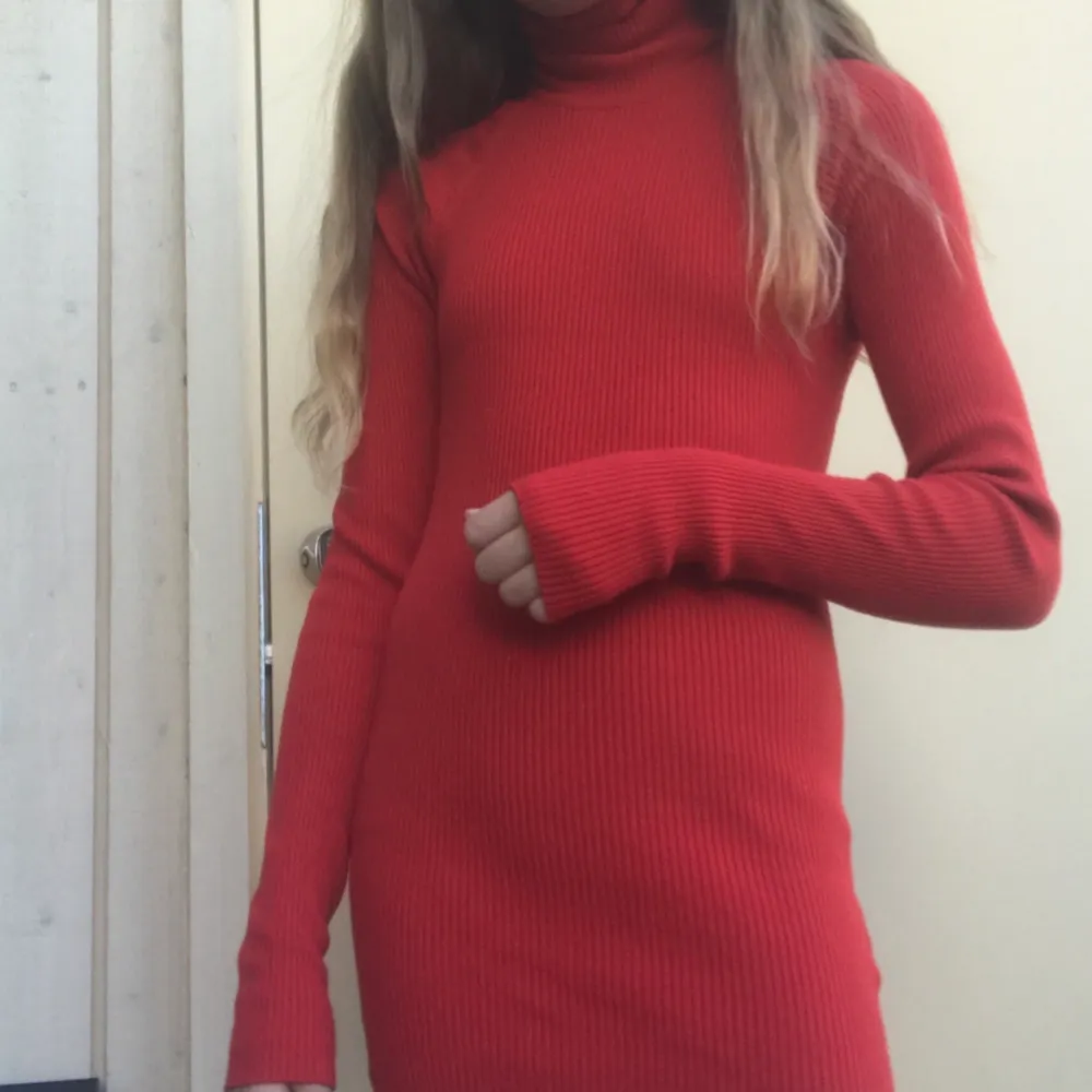 Snygg röd klänning från Gina tricot🌹 sitter tajt. Original pris var 349kr. Är storlek 32. Finns inte längre i äffärer 🏬 . Klänningar.