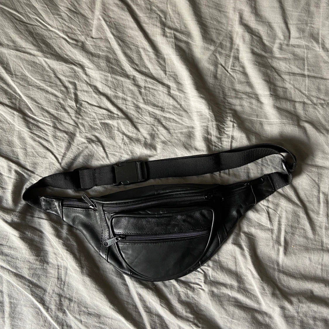 Svart midjeväska i fejk läder