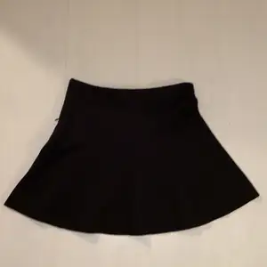Detta är en kjol från kids Lindex, den är stretchig och sitter jättebra. Påminner om en tenniskjol, den är svart o det finns en dragkedja i sidan. Köparen stan står för frakt(50kr)