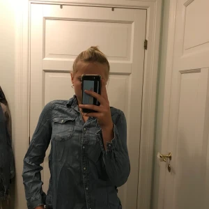 Gap jeans skjorta -  Säljer denna jeans skjorta som endast använd en gång från gap kids. I storlek 148-154, nypris ca 400kr Säljer pga av att den är för liten. Vänlig på bilden men kommer såklart tvätta och stryka vid försäljning☺️