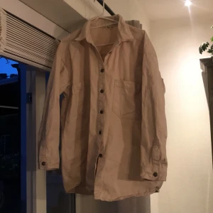 Nelly Jacka - Shit snygg oversized NELLY jacka I storlek 36. Älskar den sjukt mycket men tycker nt direkt den passar till något annat jag äger. Köptes för runt 499 och buddningen börjar på 100 kr:) köpare står för frakt.