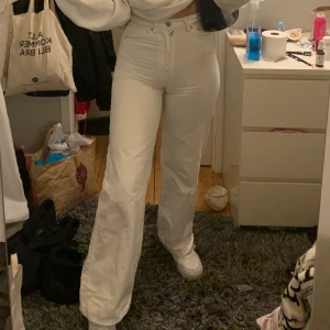 Vita utåtsvängda jeans - Säljer nu mina absolut favoritbyxor från gina tricot. Dom är vita och och sitter perfekt runt midjan och rumpan och är baggy nere vid vaderna till fötterna. Jag är 169 cm och dom sitter perfekt i längden. Säljer pga dom har blivit för små