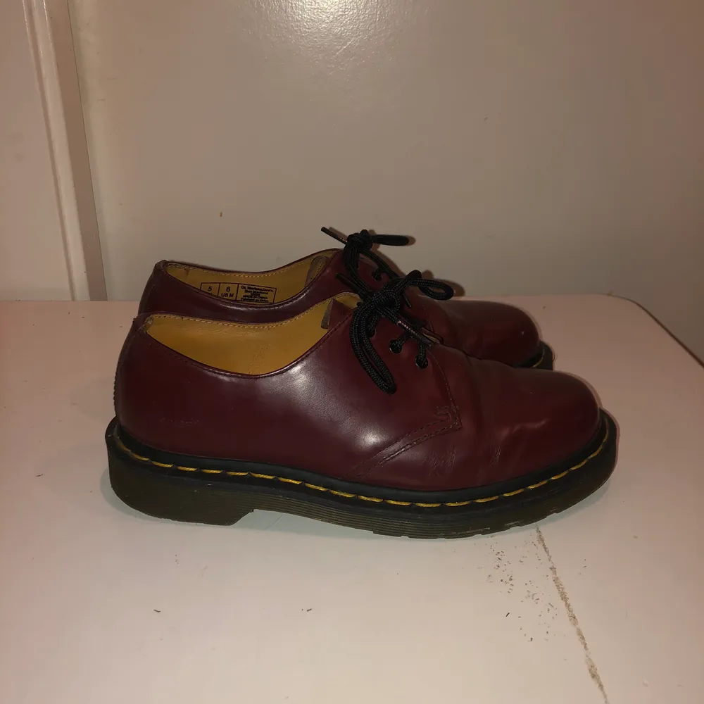 Klassiska låga Dr Martens i vinrött! Köpte de på second hand app men har inte fått till för mycket användning pga för liten storlek. Det är sparsamt använda av mig och är fortfarande i fint skick, samt smorda nyligen.  . Skor.