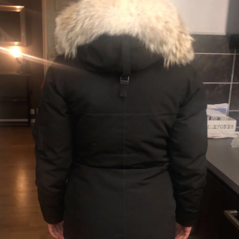 Säljer min äkta Canada Goose jacka som jag anvädit 1,5 vinter. Den är i bra skick förutom slitningar i slutet av ärmarna. Jag är 160 cm. Jackan är i storlek XS. Nypris: ca 9000kr. . Jackor.
