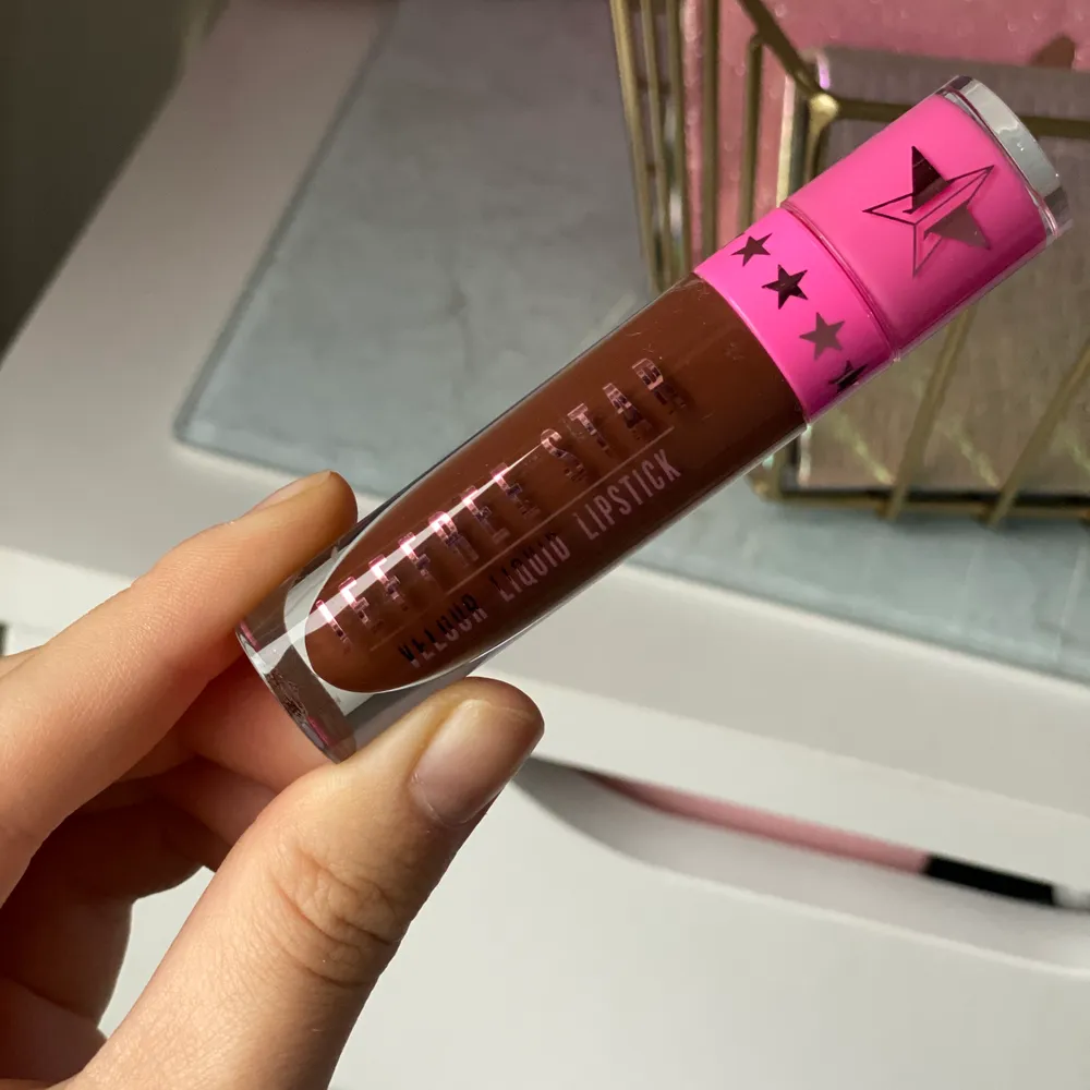 Helt oanvänd liquid lipstick från Jeffree Star cosmetics i färgen ”Dominatrix” ord pris: 189kr säljer för 130kr inklusive frakt! . Accessoarer.