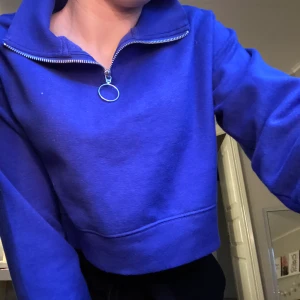Blå zip sweatshirt - en fin blå sweatshirt som inte kommer till användning. Inga skador eller märken, ser ut som ny. 💕