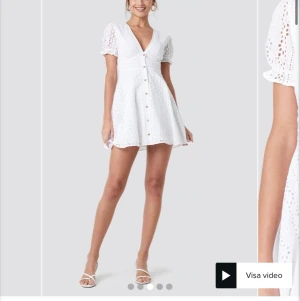 Klänning från NA-KD - Superfin klänning från nakd! En riktig sommardröm<3 köptes för 399kr och är helt slutsåld på hemsidan numera. Har växt ur den så jag behöver dessvärre sälja:( köpare står för frakten och betalning sker via swish. Kram! EDIT OBS: märkes/storlekslappen har lossnat på vänster sida, går att sy fast om man har den möjligheten. Sitter som den ska på höger sida! Se sista bilden