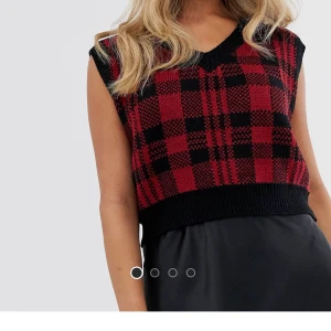 Rutig stickad väst - SNYGGASTE stickade västen!! Från Skylar Rose köpt på Asos🦋 Storlek S