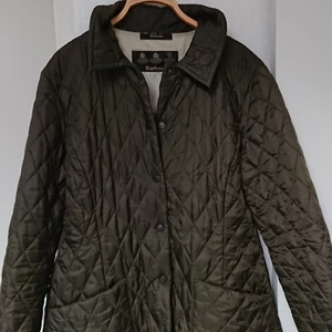 BABOUR jacka i Ny skick - Supersnygg klassisk grön jacka stl 38, som ny. 