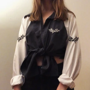 Skjorta med tribals  - Skjorta köpt i Berlin på second hand. Fint skick och mjukt tyg! Fråga om du undrar något!