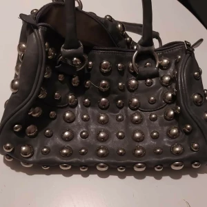 LOUD nitväska grå - I fint skick, handväska alltså ingen axelrem. Har några defekter,skickar bilder vid frågan. 30cm lång 55cm runtom. As cool. Djur och rökfritt hem. Samfraktar gärna