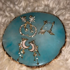 Örhängen - Supersöt örhängen med rymd tema. Finns 3 olika sorter. De kostar 100kr st + frakt.Väldigt fina! 