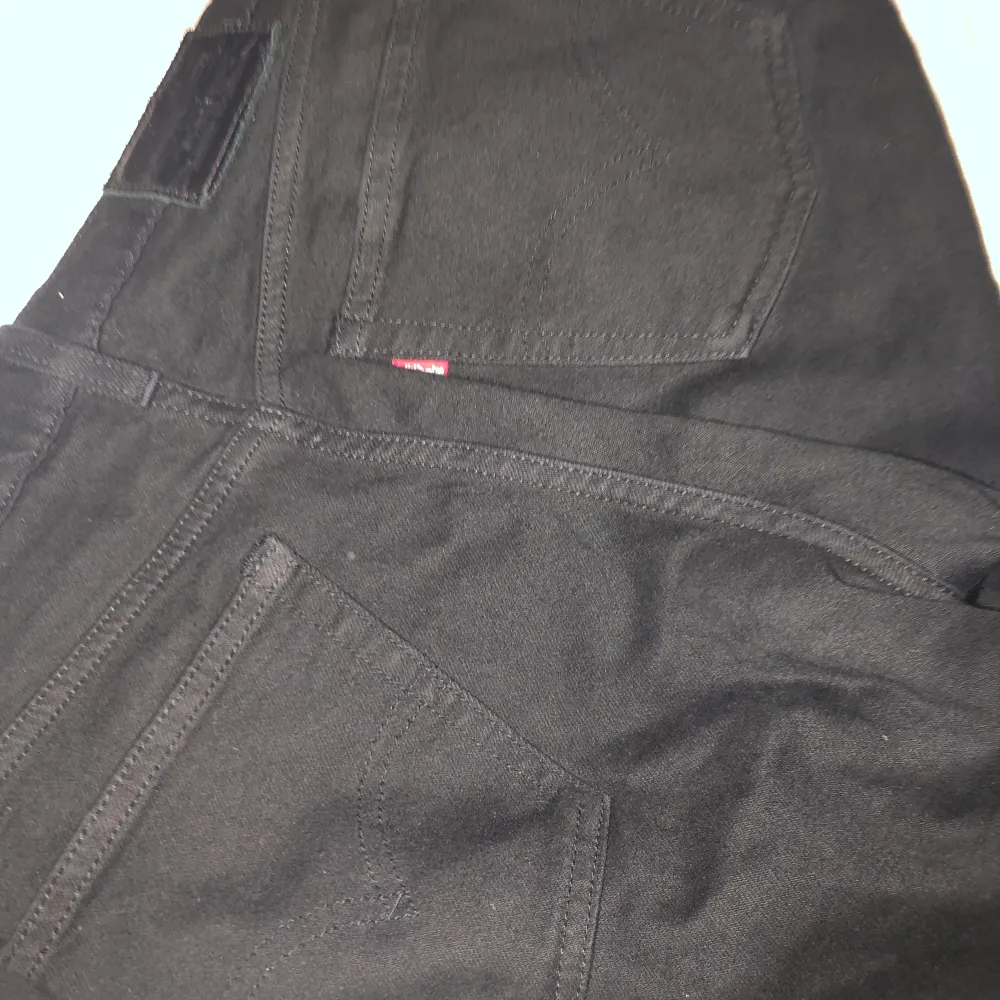 Säljer nu mina skitsnygga levis wedgie jeans pga viktuppgång. Modellen lyfter rumpan sjukt snyggt!! Använda ett fåtal gånger, nyskick!!!  Storlek w.24 och mycket stretchiga så passar både XS och S. . Jeans & Byxor.