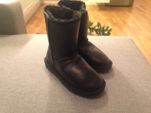  - Helt nya vinterstövlar (säljes pga storleken som passade inte)
