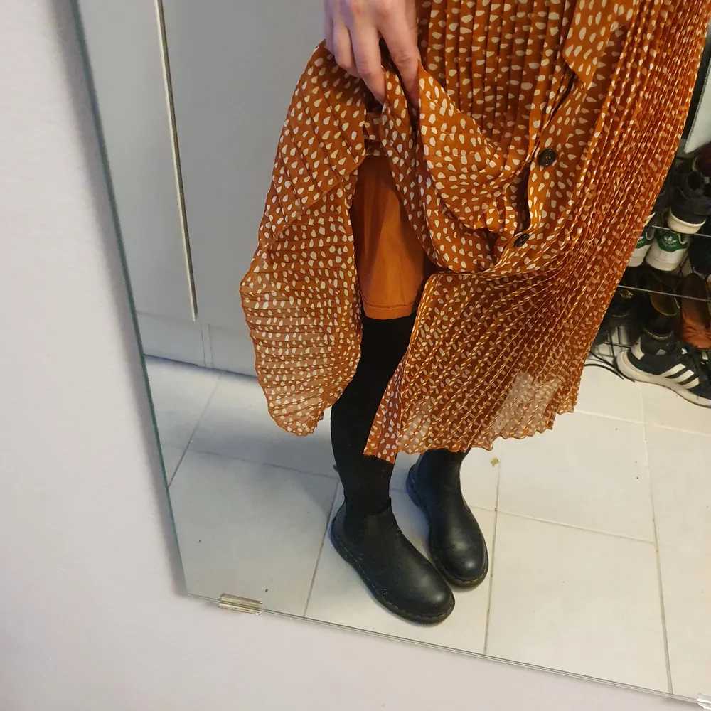 Fin kjol från monki i storlek S. Kjolar.