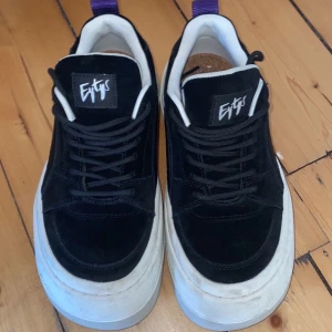 Eytys strl 38❤️ - Så fina eytys skor men kommer tycärr inte till användning då dem är lite för ”coola” för mig💔 men de är använda 2ggr o är köpte i februari för 2200kr. Priset kan diskuteras!!!