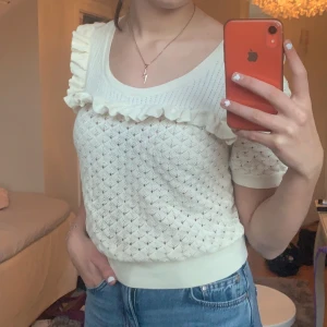 Söt topp - Söt topp från &Other Stories:) Köpte för 600kr tror jag. Mycket bra skick! 200kr+ frakt eller möts i Stockholm💞 