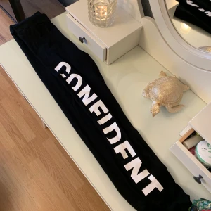 Nya träningstights!  - Säljer helt nya träningstights då de inte passar mig. Storlek XS, i jättemjukt material🧚🏻  Står confident på sidan av benet💫