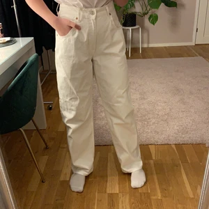 Jeans från Zara - Säljer mina snygga vita jeans från zara i storlek 38! Lite långa på mig som är 165, går att klippa av om man vill ha dem kortare! Pris 150 inkl frakt💓✨