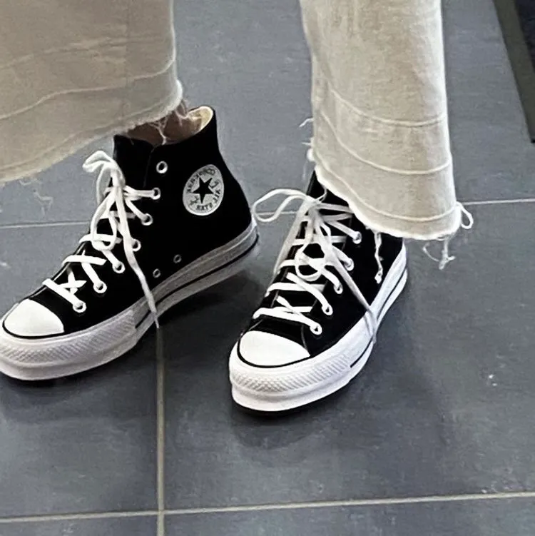 Svarta Converse platforms🧸 Älskar dessa skor men är dags att sälja nu:) Skick 6/10: lite slitna på sulan. Skor.