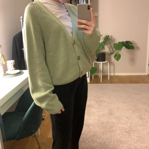 Stickad kofta  - Supersnygg stickad kofta från monki i färgen grön! Oversize på mig som vanligtvis har storlek 36-38! Nypris är 300 kr! Pris från mig 100 kr + frakt💚