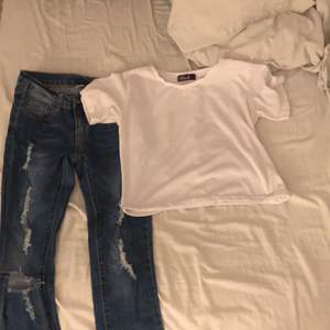 Blåa jeans: andvända 1-2 gånger och har hål i sig (ska vara så) och en vit t-shirt det står att den inte har någon storlek men den är i storlek XS och är väldigt liten och är andvänd 3 gånger( 50kr för byxorna, 15 kr för tröjan)