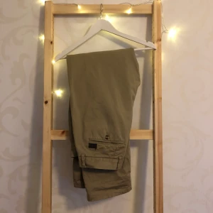 Retro Peak Performance Byxor - Skate - Super feta Peak Performance skate byxor i färgen Khaki! Rak passform och högmidjade (rymliga)! Från tidigt 2000-tal, när Peak var Åres reko märke!                                         Hämtas i Åre eller skickas!