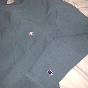 Champion sweatshirt - En champion sweatshirt som tyvärr blivit förliten på mig. Den är i mycket bra skick och endast använd fåtal gånger. Om flera är intresserade blir det budgivning