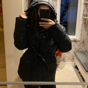 Jacka från NA-KD - Säljer denna populära jackan från NA-KD, då jag tycker att den var för stor för mig som normalt har storlek s. Den är helt nu och aldrig använd (prislapp kvar). Jackan är svart men åt det blåa hållet, och har ett knyte i midjan. Köpte jackan för 879kr. Buda gärna och tveka inte på att skriva om ni vill ha fler bilder💕🥰