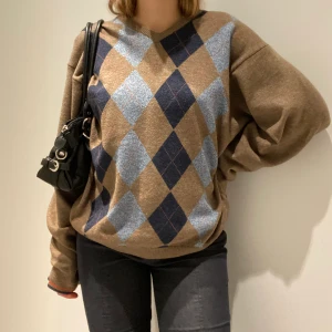 Rutig tröja! - Verkligen så snygg rutig tröja!! Jag smör storlek S men den är lite oversized på mig💫 har ett litet hål på ryggen vid nacken (se sista bilden)