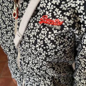 kofta från Superdry - Väldigt väldigt varm, fodrad inuti, i väldigt gott skick, använd två gånger, köpt för 800 kr