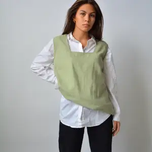 Den här fina gröna västen i linne, och andra super fina plagg, hittar ni på @studiohumla på instagram!💚 Vi betalar frakt📦