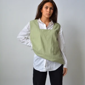 Strl L, snygg som oversize på S  - Den här fina gröna västen i linne, och andra super fina plagg, hittar ni på @studiohumla på instagram!💚 Vi betalar frakt📦