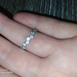 Gnistrande ring Daisy - Jätte snygg, tyvärr för liten för mig. Ej äkta