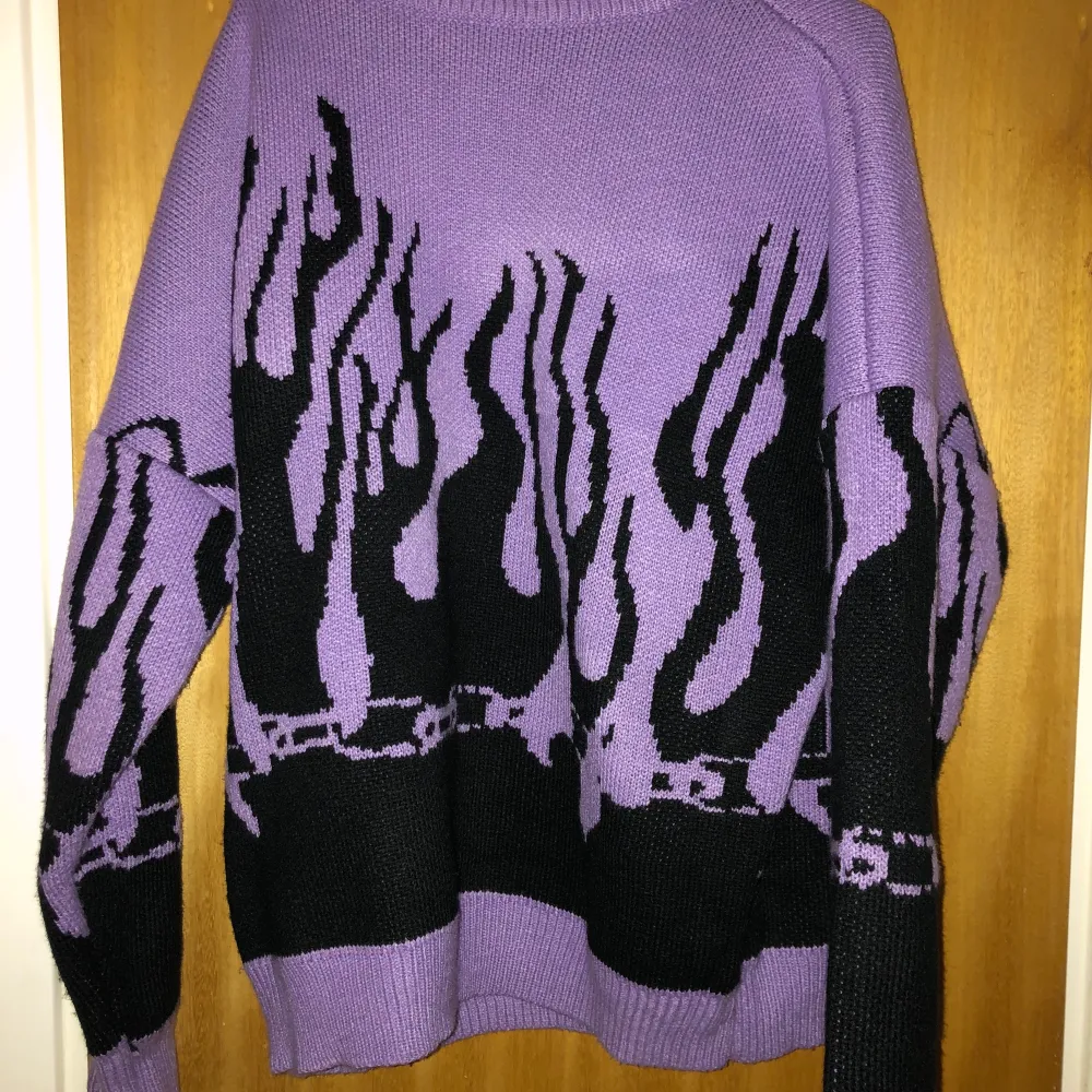 Säljer min asfeta flames tröja! Färgen är som den första bilden och den är perfekt oversize på mig som brukar ha S. Tröjor & Koftor.