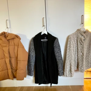 Höst och vinter jackor  - Säljer dessa tre jackor i strl S för 200 kr. Kan ordna och sälja dem separat men helst hela paketet. Alla är i gott skick, enda skavank är att en knapp lossnat från vit/beiga jacka. Hämtas vid Globen i Stockholm.