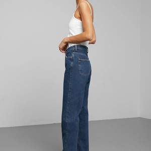 Weekdays jeans ”Rowe” i storlek 29/32, dock små i små i storleken. Passar mig som brukar ha 28/32. Använda ca 5 gånger, tvättade 1 gång. I mycket bra skick! Frakt 49kr/upphämtning i Hökarängen, Stockholm. 