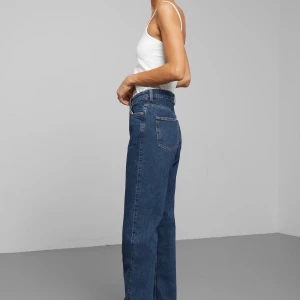 Weekday Rowe 29/32 - Weekdays jeans ”Rowe” i storlek 29/32, dock små i små i storleken. Passar mig som brukar ha 28/32. Använda ca 5 gånger, tvättade 1 gång. I mycket bra skick! Frakt 49kr/upphämtning i Hökarängen, Stockholm. 