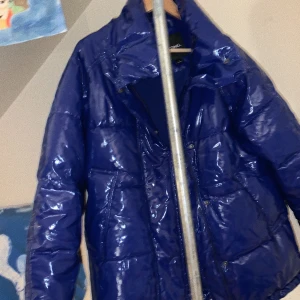 Från Monki 🥶 - Supervarm och ascool jacka från monki! Oversized i storleken😇 frakt tillkommer!