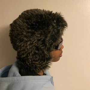 Pälsmössa - (Hjälper en vän) Asball vintage pälsmössa/hatt (fake päls). Super mysig och värmer huvudet, säljes då den ej kommer till användning🤎