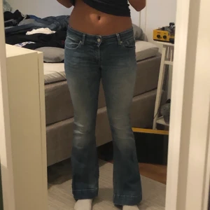 Replay jeans - Snygga low-waist jeans från replay i storlek S typ. Lite slitna då jag har trampat för att dem är för långa för mig🐳