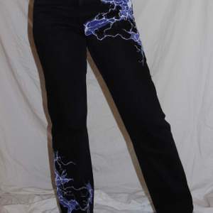 Svarta straight jeans med blixtrat upp- och nedtill. ⚡️ Storlek: 38 Modellen är 165cm PRIS: 200kr (BLACK WEEK, gäller t.o.m 1 december) 🦋