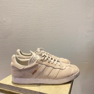 Adidas sneakers  - Super snygga sneakers från adidas, i storleken 38! Knappt använda!! Nypris: 1200kr