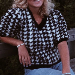 Stickad topp - Säljer denna stickade T-shirt från Nakd som inte kommer till användning längre. Denna passar perfekt till vintern. Den är i superbra stick💕💕💕💕