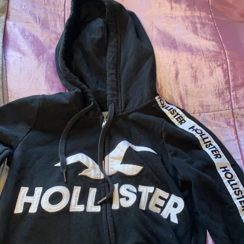 Svart Hollister zip up hoodie storlek XS . Hoodies.