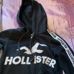 Hollister zip up hoodie - Svart Hollister zip up hoodie storlek XS 